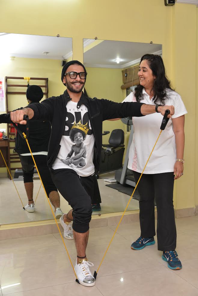 Ranveer Singh with Dr Anjana Laungani at PhysioRehab: Dr Anjana first worked with Ranveer Singh when he had suffered a back injury during the shoot of ‘Lootera’. Thereafter PhysioRehab once again came to his help when he shattered his right shoulder while doing a stunt for ‘Bajirao Mastani’. PhysioRehab helped him come back to fitness and perform all his action shots for the film. 