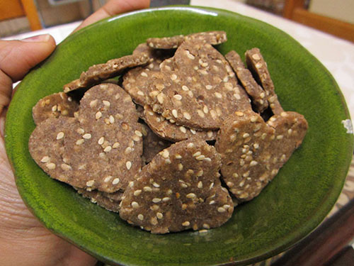 MultiGrain_Crackers_With_Sesame_Seeds_Chives_And_Chili_Flakes